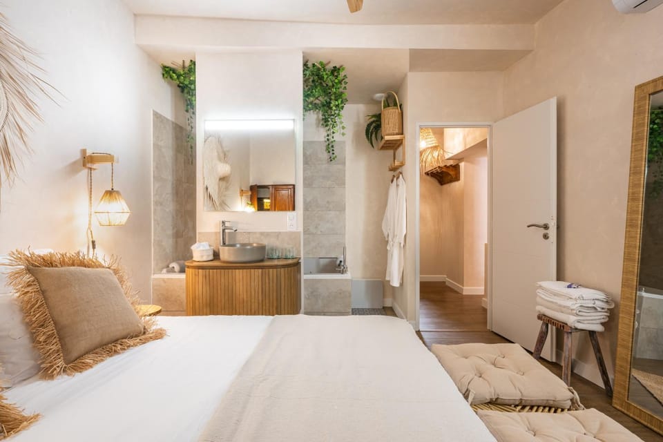 Bed, Hot Tub, Bathroom, Photo of the whole room, towels