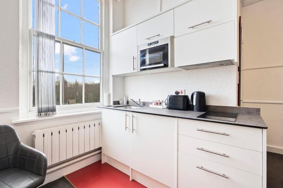 Coffee/tea facilities, Kitchen or kitchenette, oven, stove, toaster