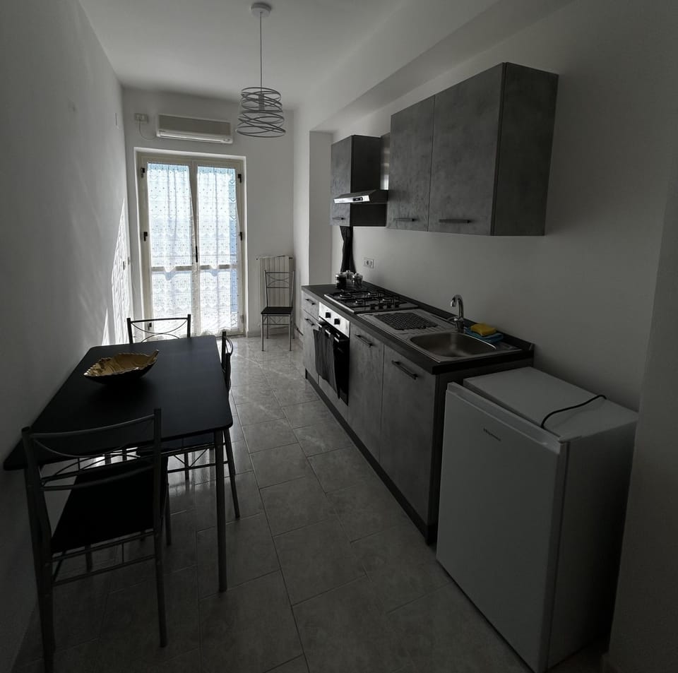 Kitchen or kitchenette, Dining area, oven