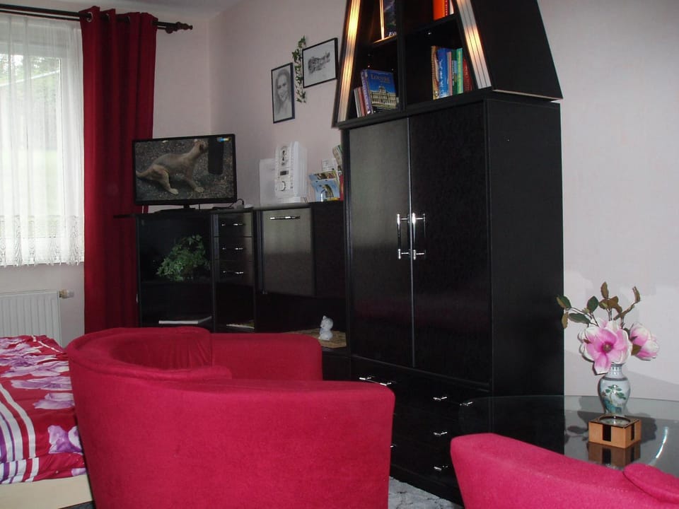 Photo of the whole room, Decorative detail