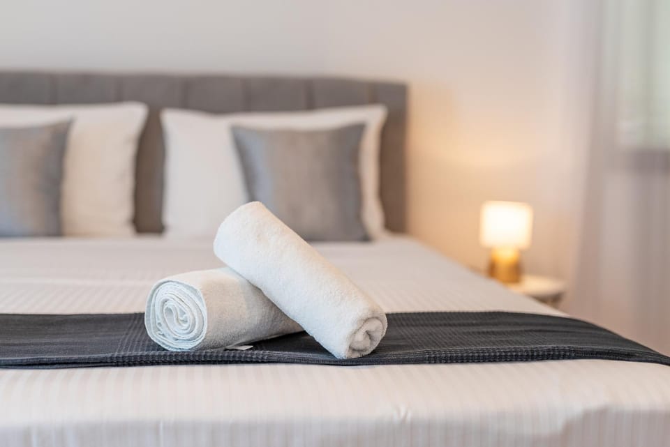 Bed, Photo of the whole room, Bedroom, towels