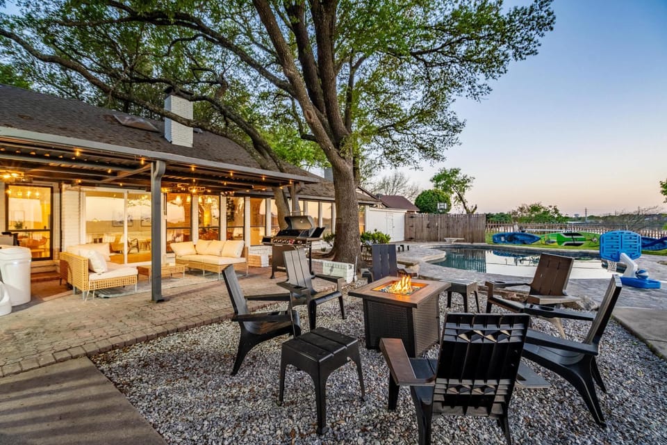 Lakefront Luxe 5BR 2Bath Home with Pool & Hot Tub House in Rowlett