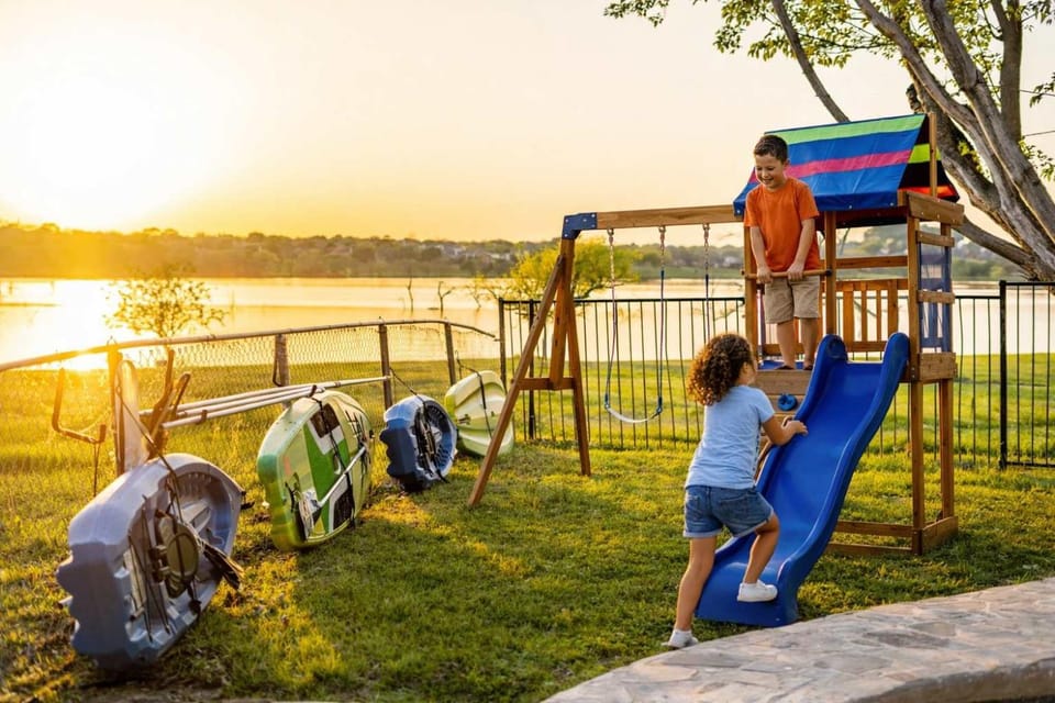 Lakefront Luxe 5BR 2Bath Home with Pool & Hot Tub House in Rowlett