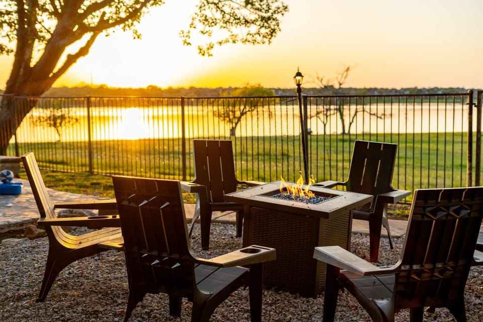 Lakefront Luxe 5BR 2Bath Home with Pool & Hot Tub House in Rowlett