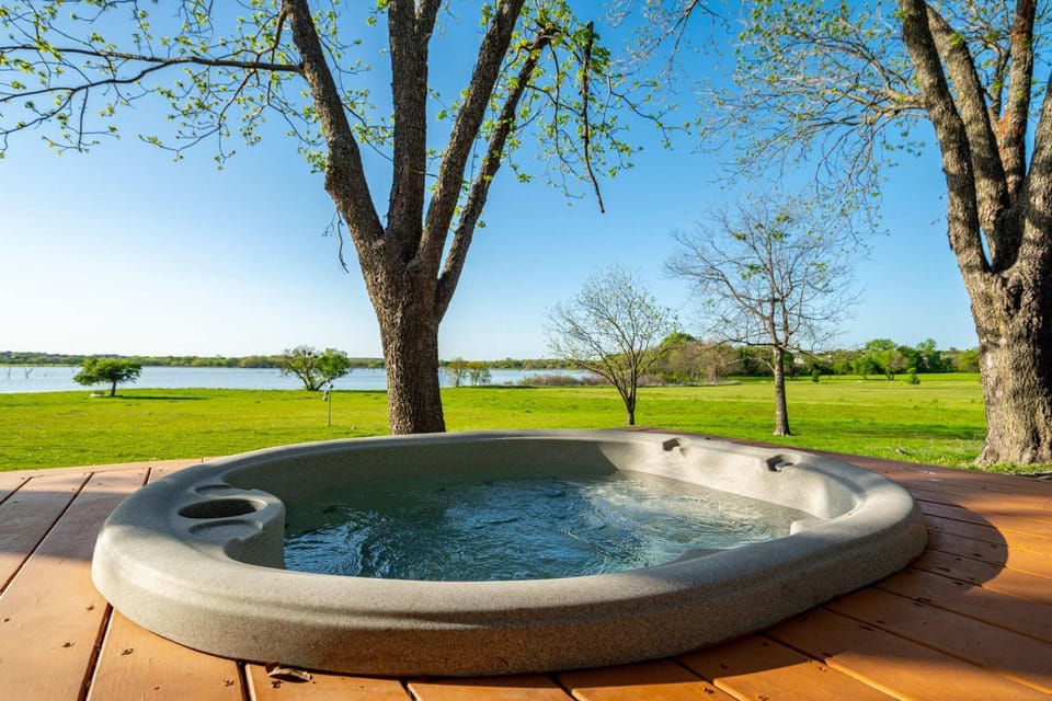 Lakefront Luxe 5BR 2Bath Home with Pool & Hot Tub House in Rowlett