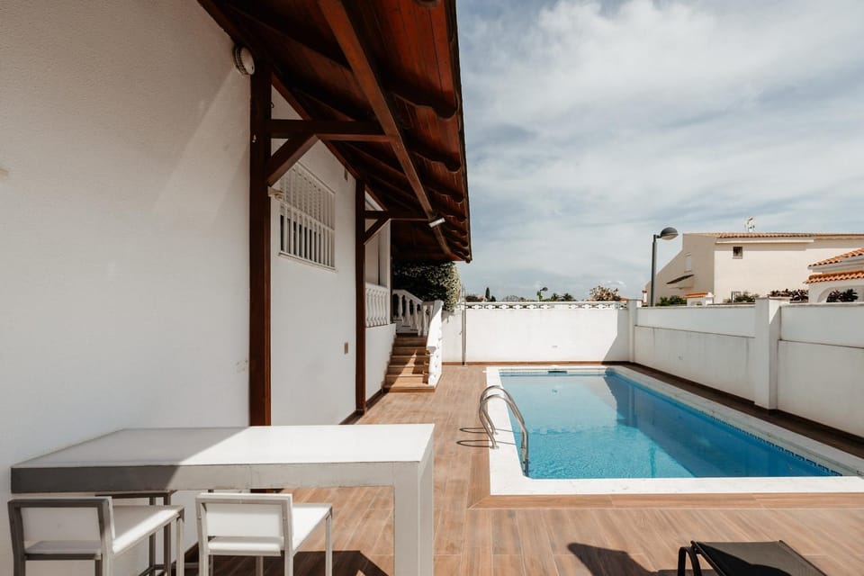 Balcony/Terrace, Swimming pool, sunbed