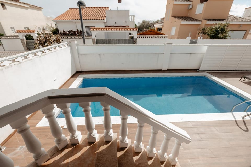 Balcony/Terrace, Pool view, Swimming pool, sunbed