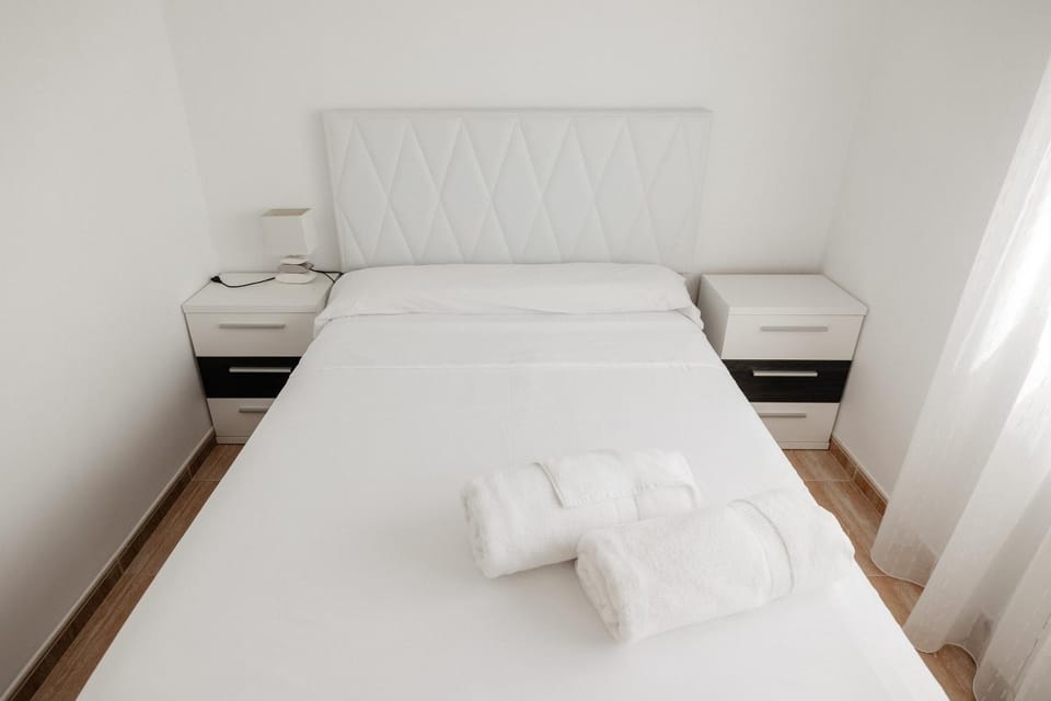 Bed, Bedroom, towels