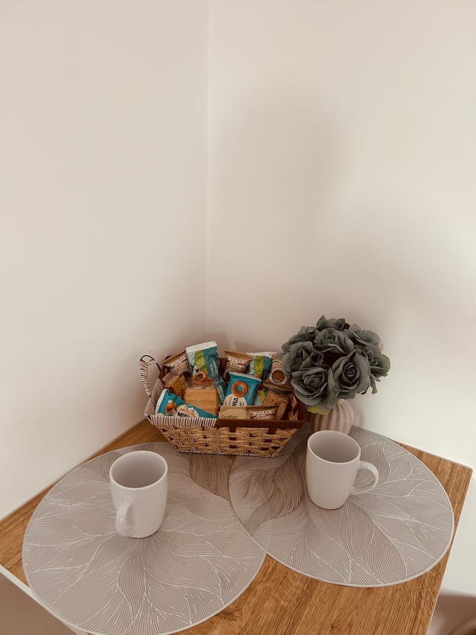 Coffee/tea facilities, Food and drinks, Breakfast