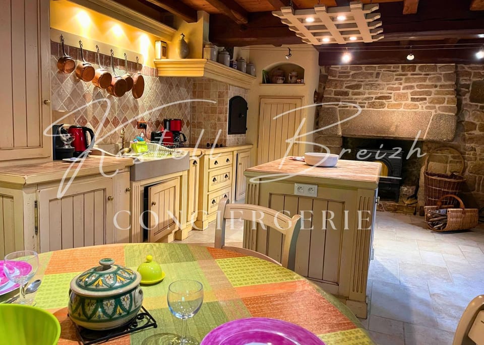 Kitchen or kitchenette, Dining area, stove
