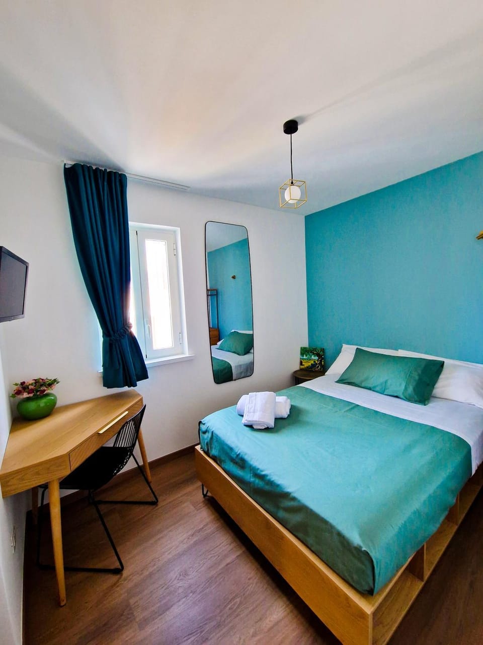 Bed, Photo of the whole room, Bedroom, towels