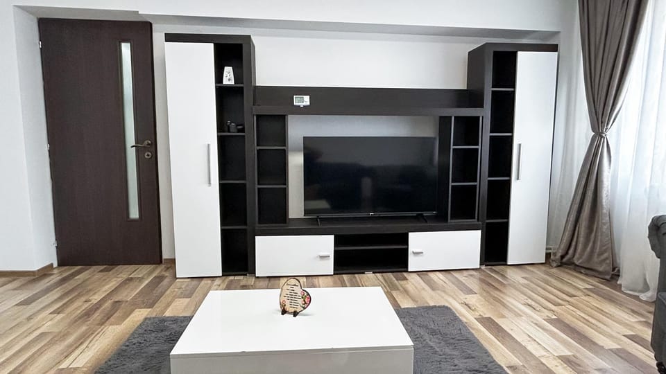 Communal lounge/ TV room, TV and multimedia, Living room, Seating area, Evening entertainment