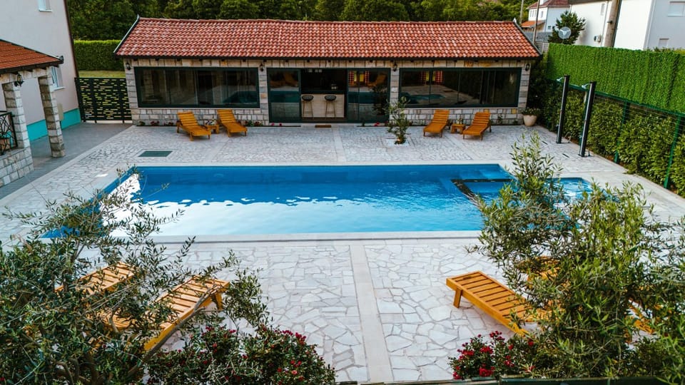 Property building, Patio, Day, Garden view, Swimming pool, Swimming pool, sunbed