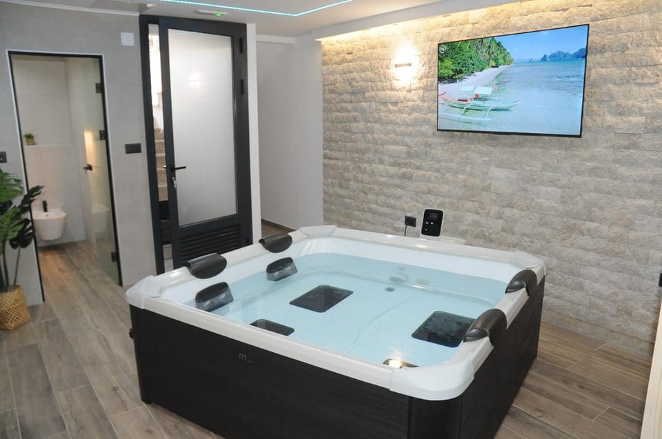 Hot Tub, Hot Tub, TV and multimedia, Photo of the whole room, Bath, towels