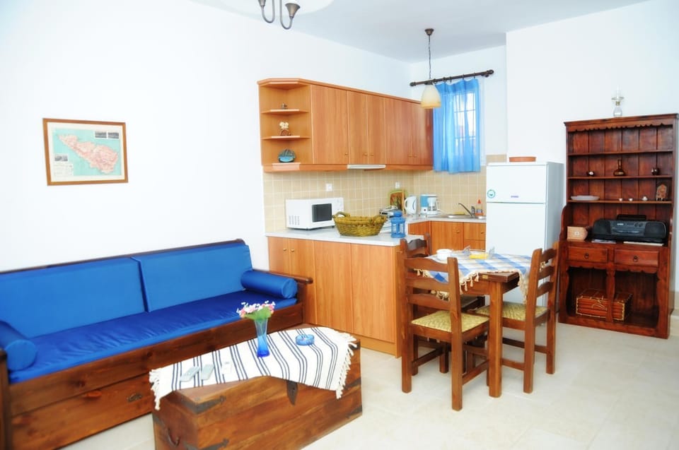 Karyatides Homes House in Decentralized Administration of the Aegean