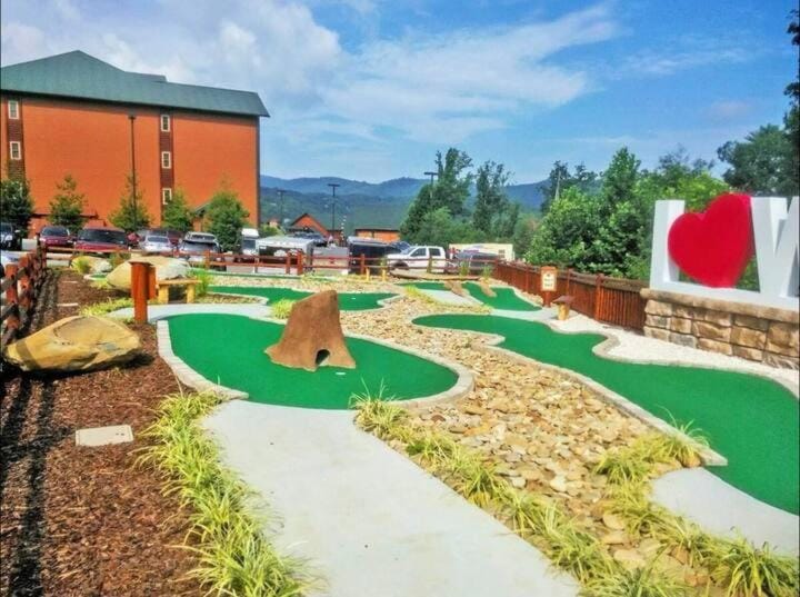 2 king suites at Westgate resorts, Gatlinburg, sleeps 8 people with waterpark, minigolf, zipline, Resort in Gatlinburg
