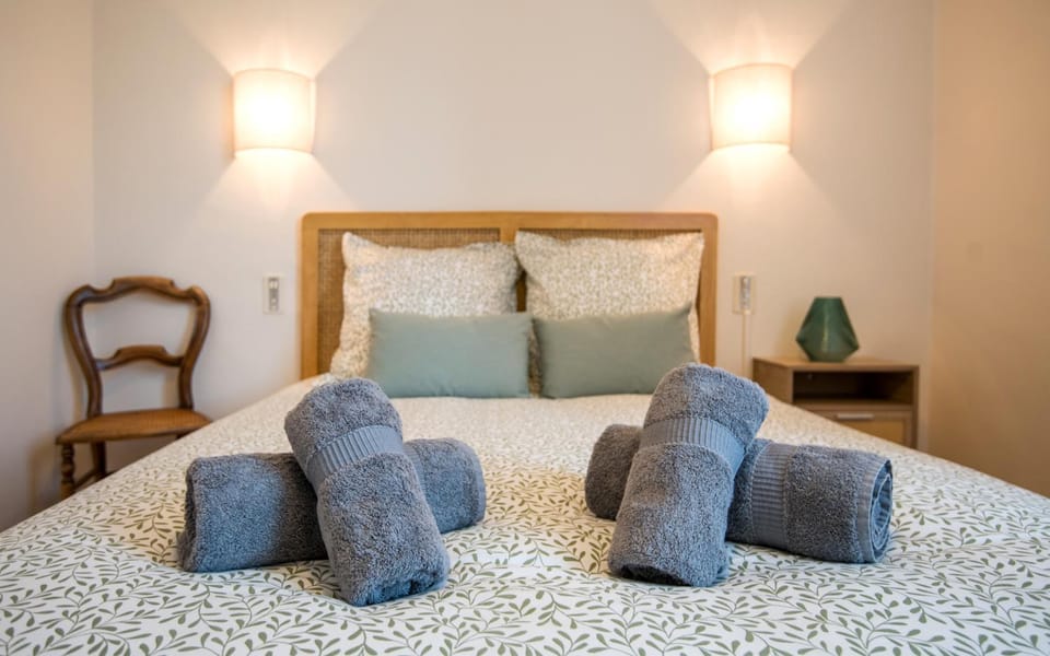 Photo of the whole room, Bedroom, towels