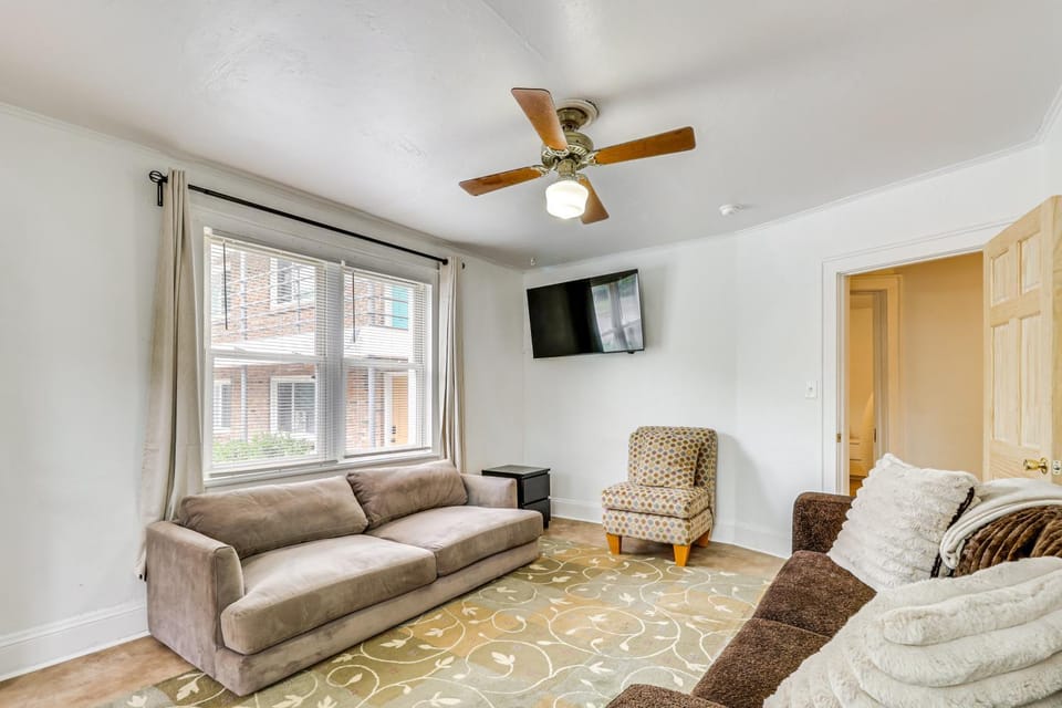 Stroll to Shore: Quaint Condo w/ Deck in Norfolk House in Norfolk