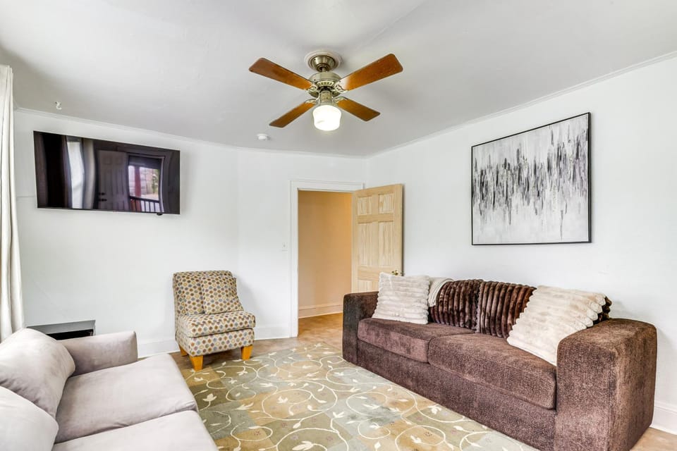 Stroll to Shore: Quaint Condo w/ Deck in Norfolk House in Norfolk