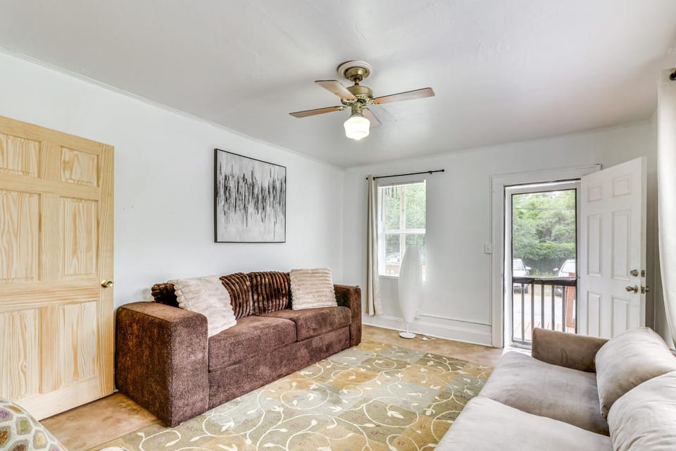 Stroll to Shore: Quaint Condo w/ Deck in Norfolk House in Norfolk