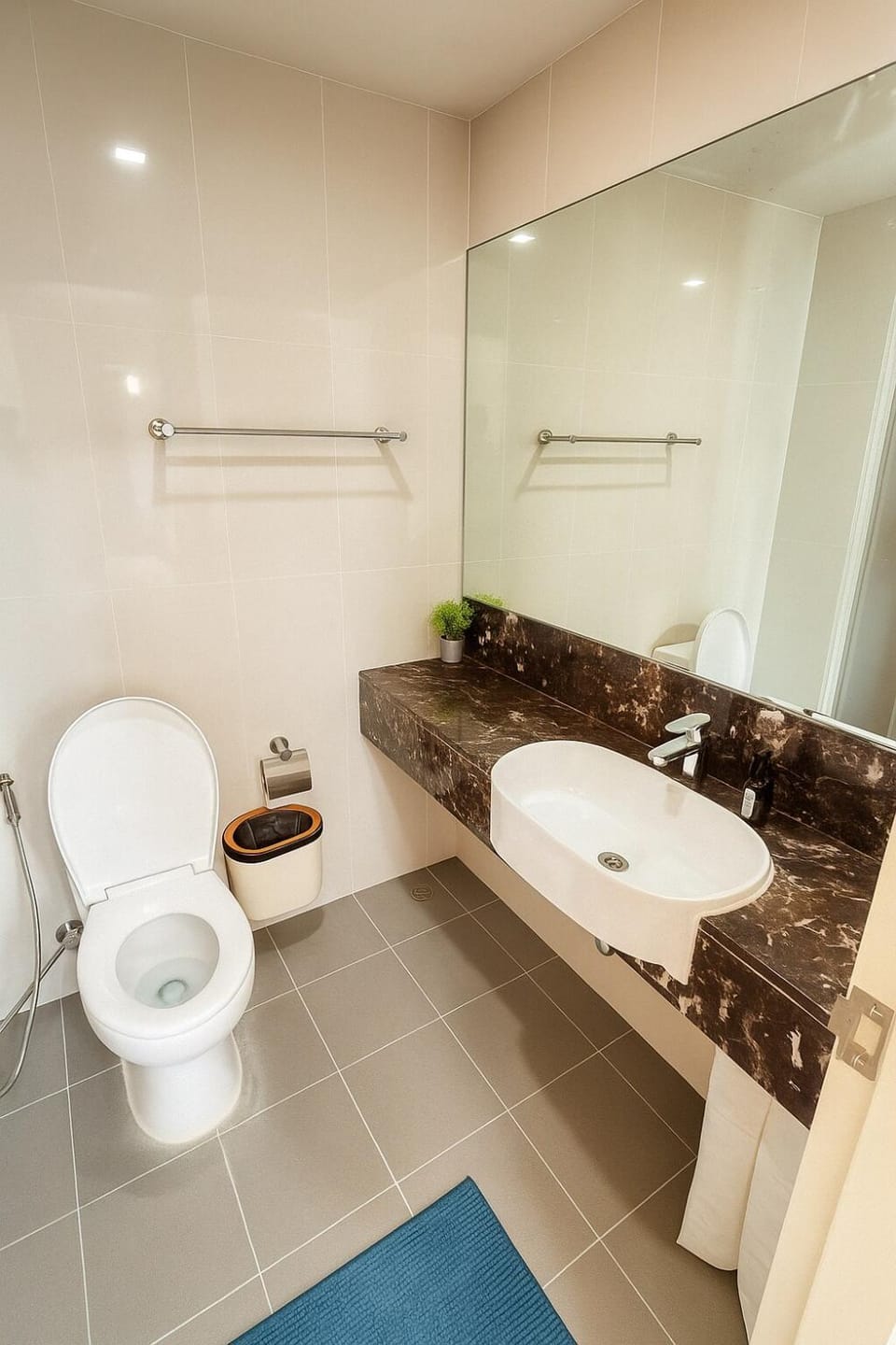 Central next to Shopping 1 Bedroom Condo - 2 Min to BTS Asok and Terminal 21 Apartment in Bangkok