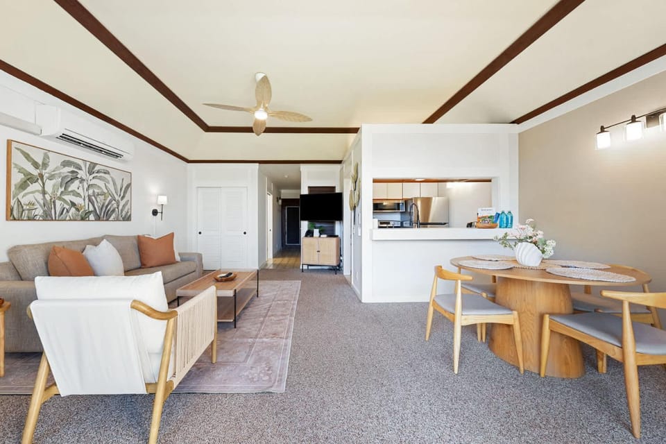 TV and multimedia, Kitchen or kitchenette, Living room, Seating area, Dining area
