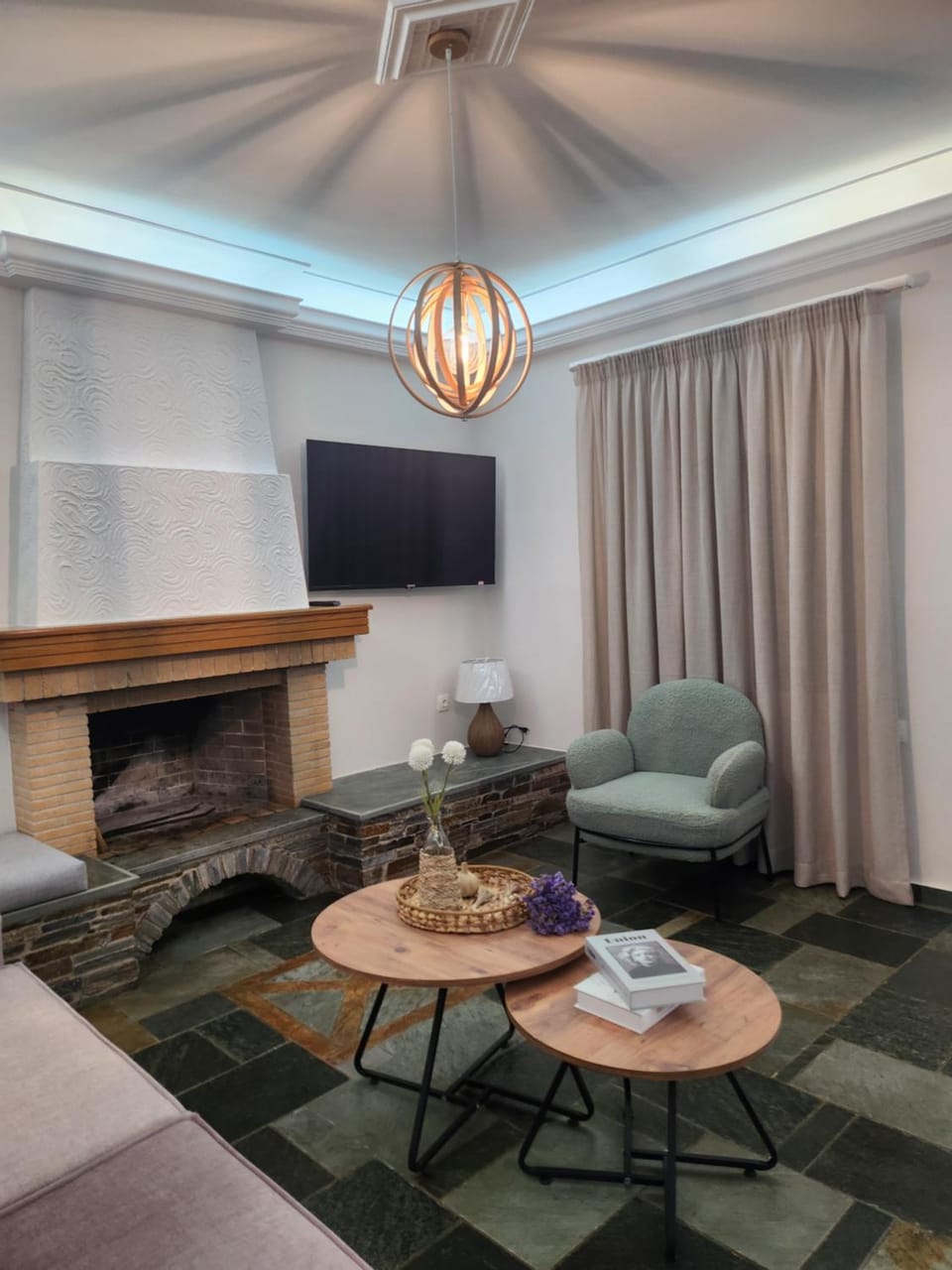 TV and multimedia, Living room, Seating area, fireplace