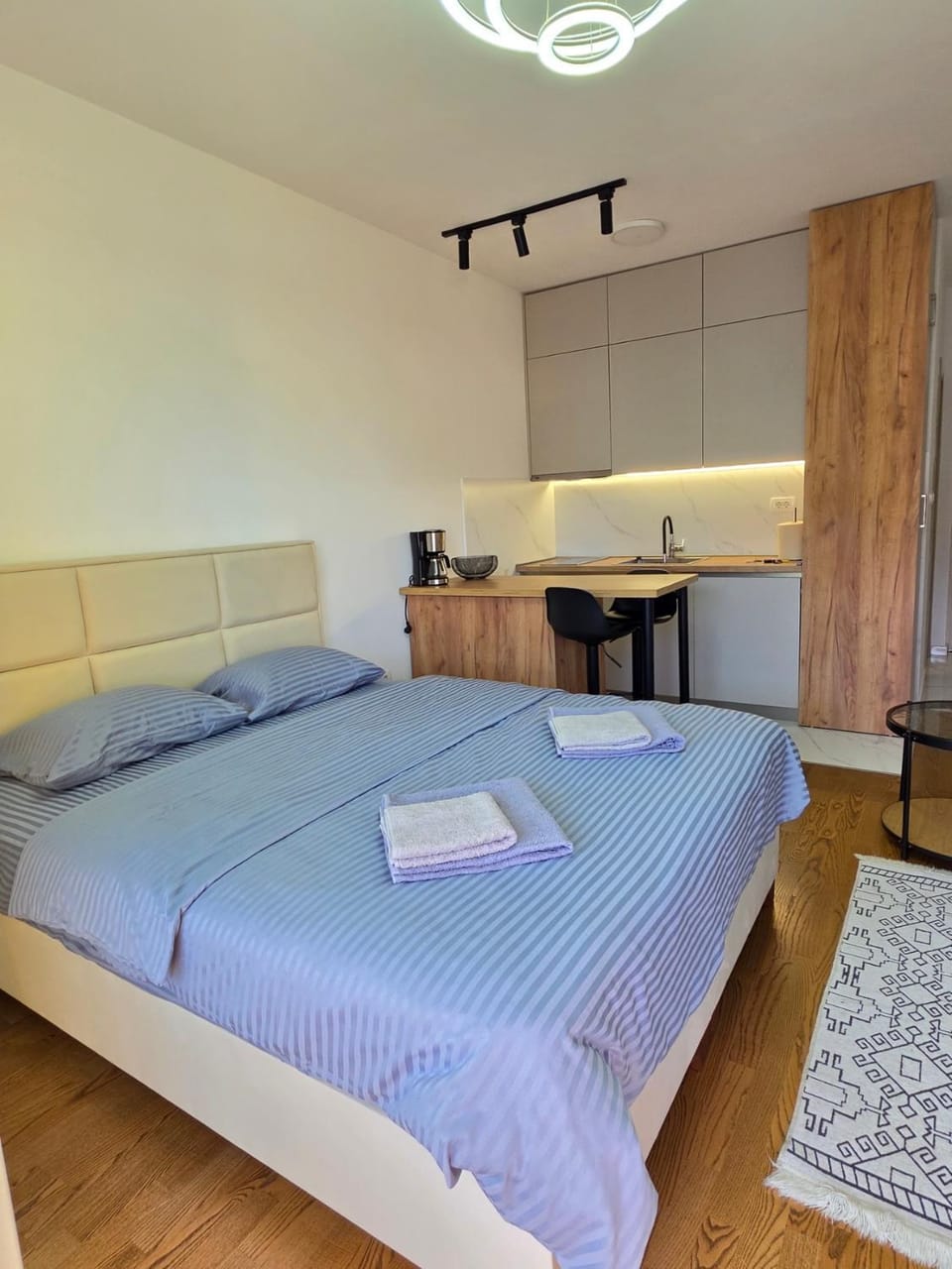 Bed, Kitchen or kitchenette, Bedroom