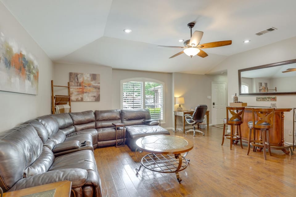 5 Mi to Lewisville Lake: Couple's Retreat w/ Yard House in Lewisville
