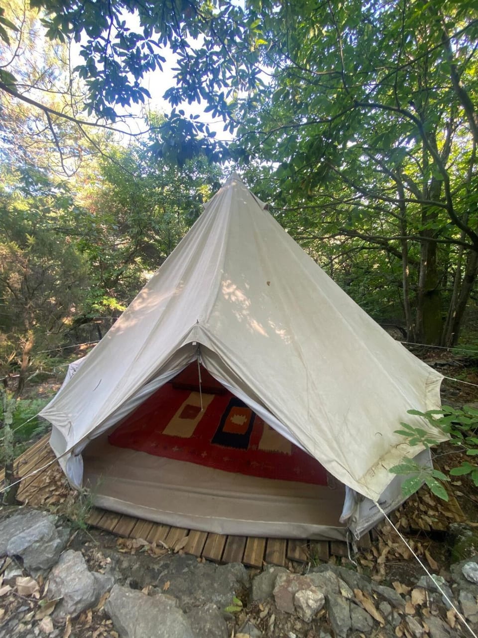Tipi en forêt, nuits insolites en Ardèche Campground/ 
RV Resort in Auvergne-Rhône-Alpes