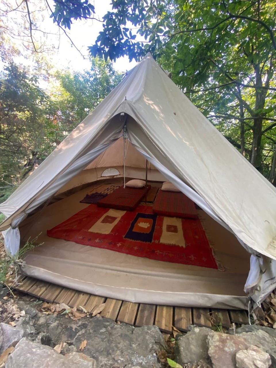 Tipi en forêt, nuits insolites en Ardèche Campground/ 
RV Resort in Auvergne-Rhône-Alpes