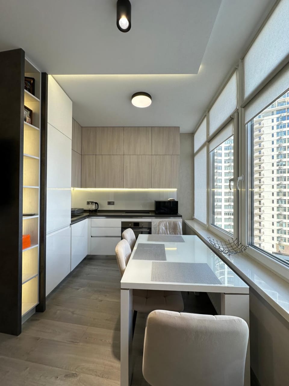 Kitchen or kitchenette, Dining area