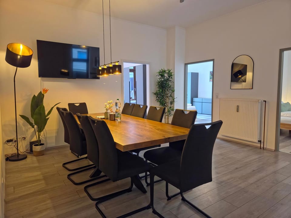 TV and multimedia, Living room, Seating area, Dining area