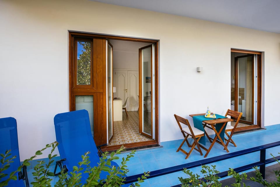Property building, Patio, Balcony/Terrace