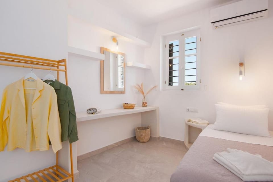 Bed, Bedroom, towels, air conditioner