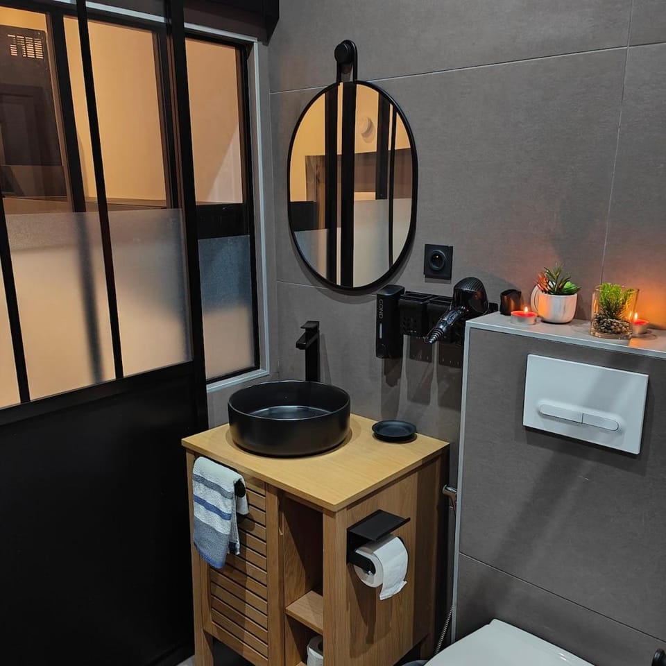 Romantic Apartment Le Red Diamond Apartment in Auvergne-Rhône-Alpes