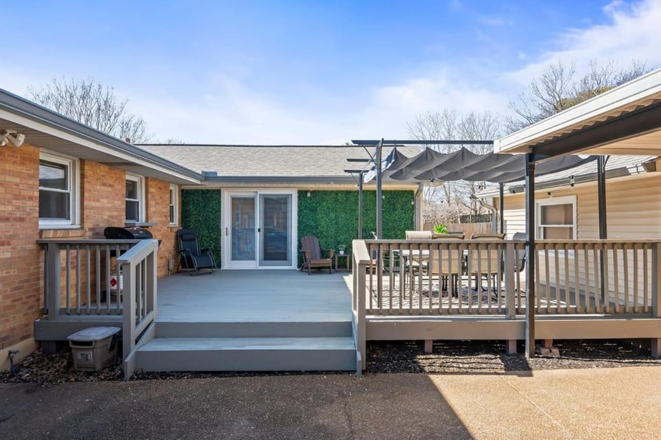 Cozy Ranch Retreat-Large Deck & Yard-10 Mins to Downtown House in Nashville
