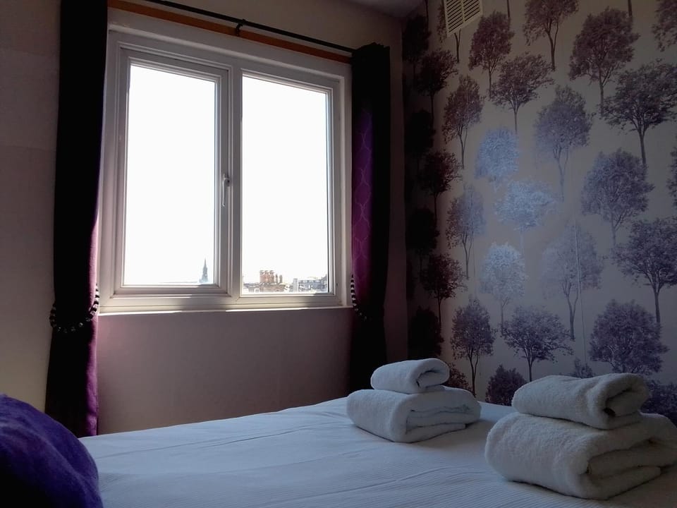 4 Cromwell Terrace - 2 bed top floor apartment with views across town to the sea Apartment in Scarborough
