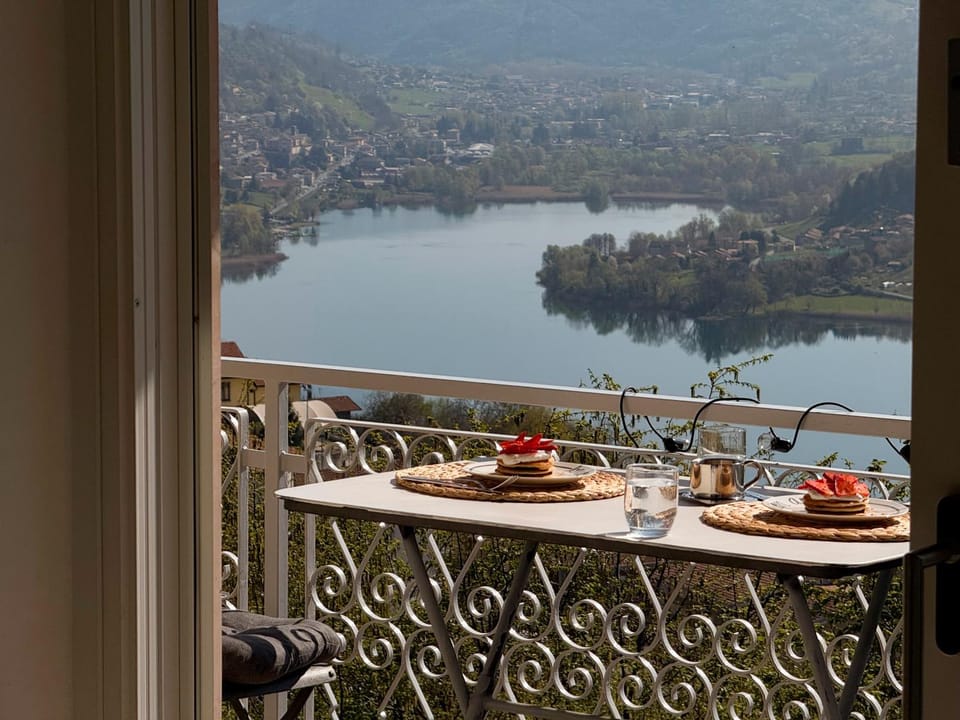 Day, Natural landscape, Balcony/Terrace, Balcony/Terrace, Dining area, Lake view, Mountain view