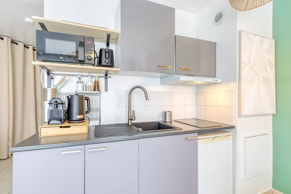 Coffee/tea facilities, Kitchen or kitchenette, microwave, stove, toaster