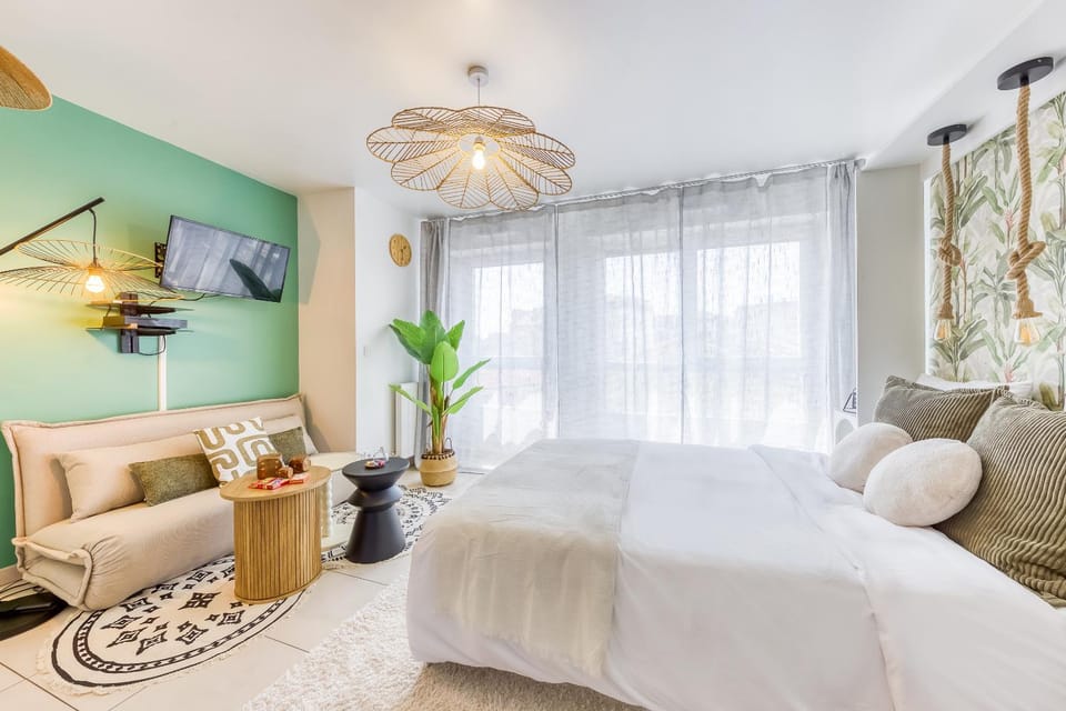 Bed, TV and multimedia, Living room, Seating area, Bedroom