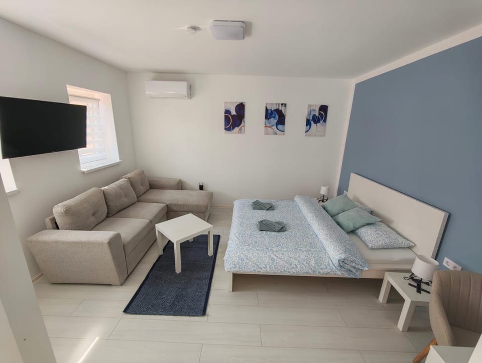 Toilet, Bed, TV and multimedia, Seating area, Bedroom, air conditioner