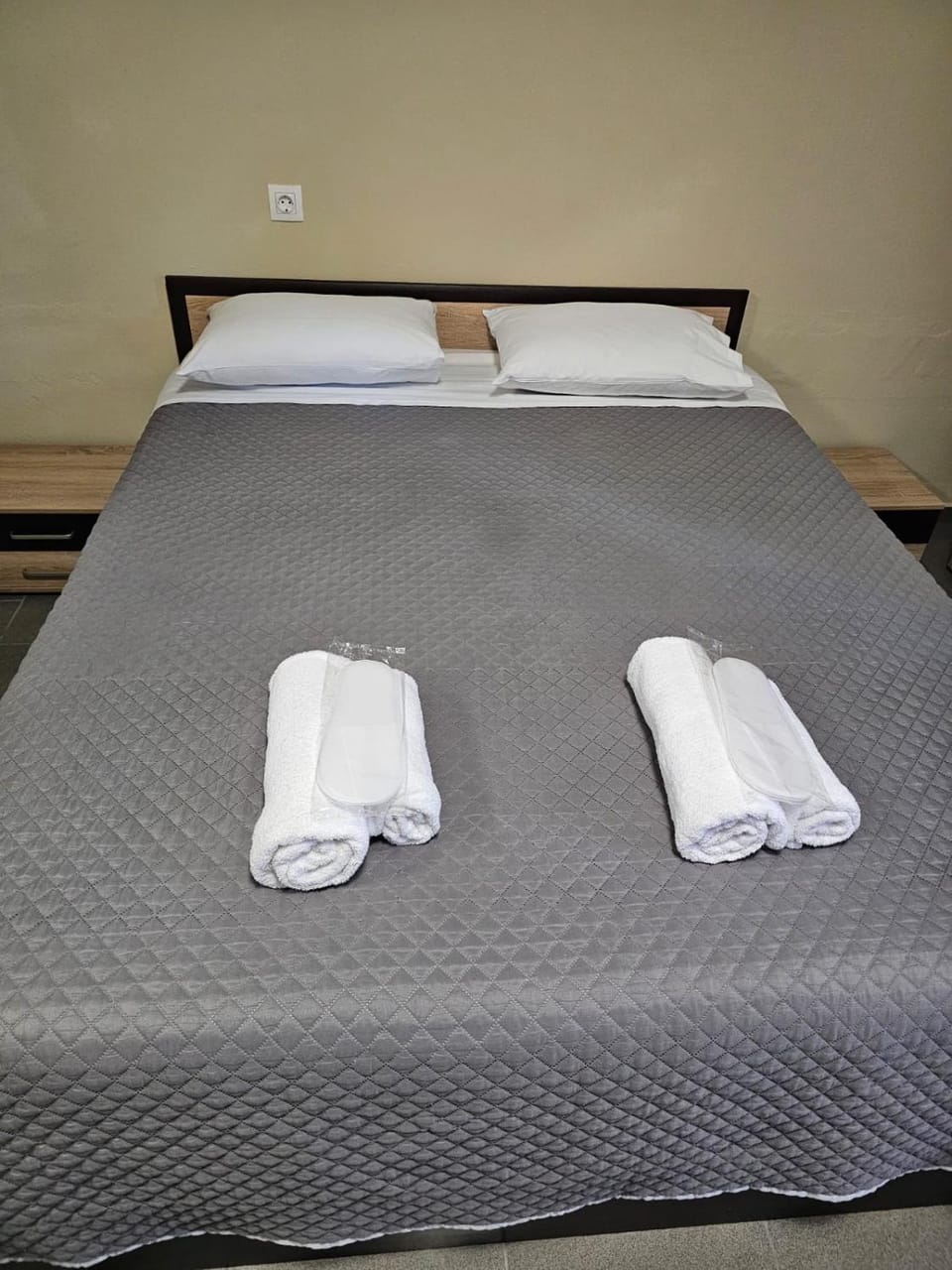 Bed, Bedroom, towels