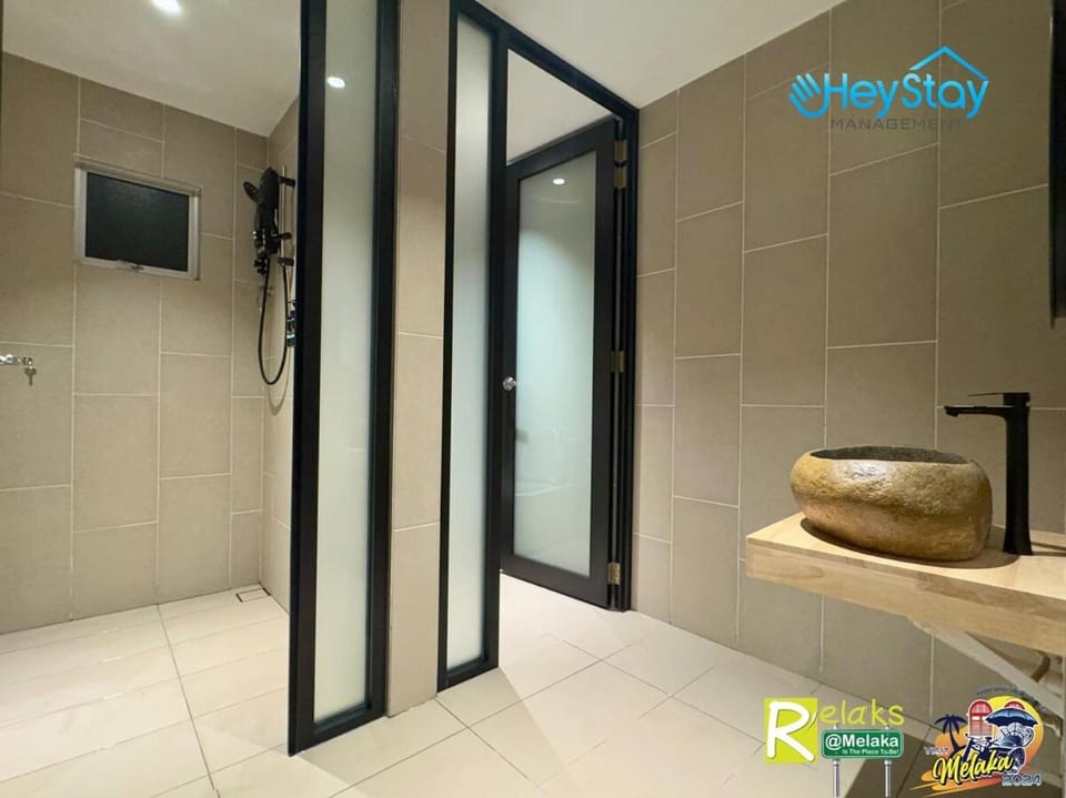 Villa 5R3B 23 Pax Swimming Pool Karaoke BBQ Town Area Villa in Malacca