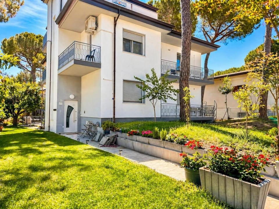 Garden apartment with parking Apartment in Lignano Sabbiadoro