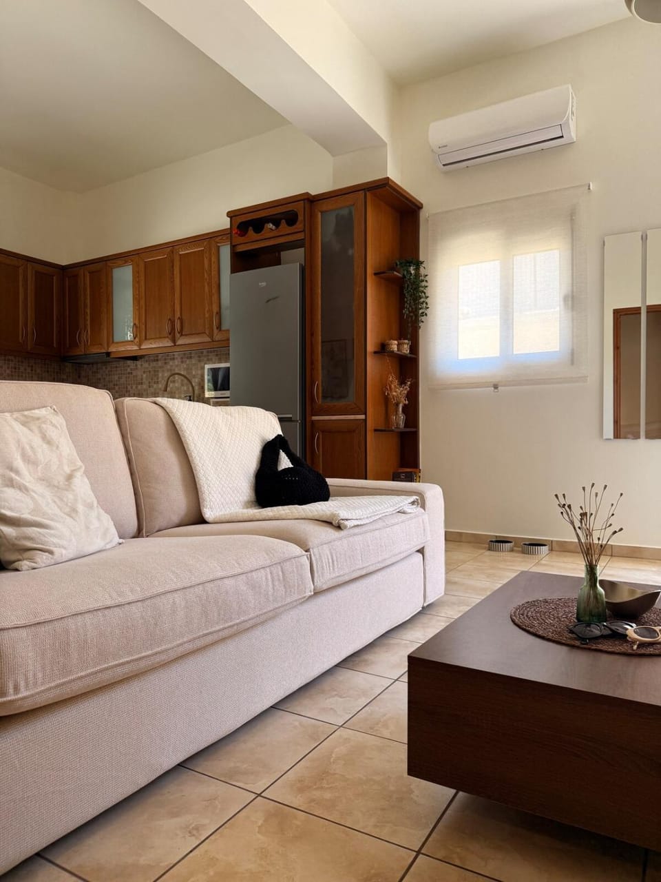 Kitchen or kitchenette, Living room, Seating area, air conditioner