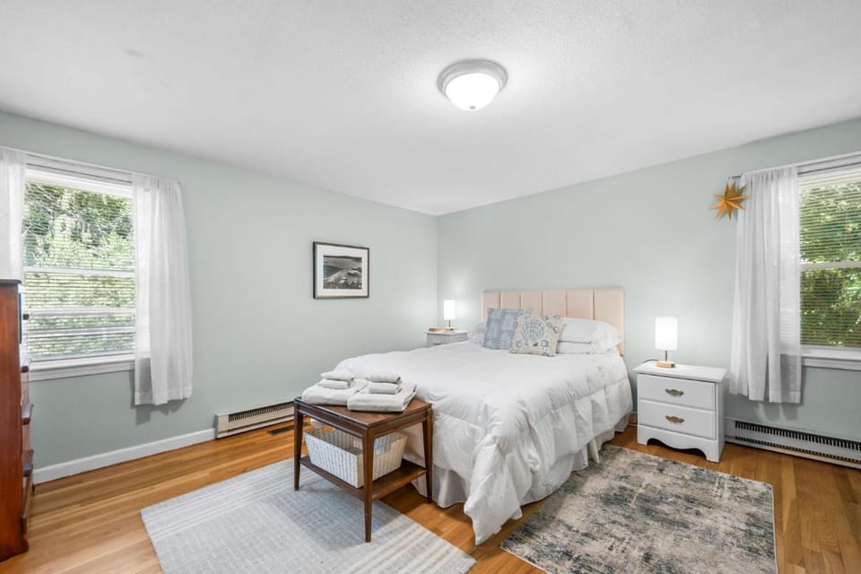 Pet-Friendly Cape Escape Near Beach Dining House in Sandwich