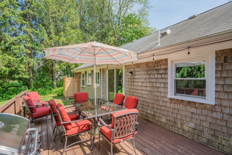 Pet-Friendly Cape Escape Near Beach Dining House in Sandwich