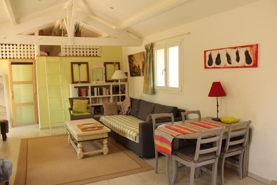 Communal lounge/ TV room, Library