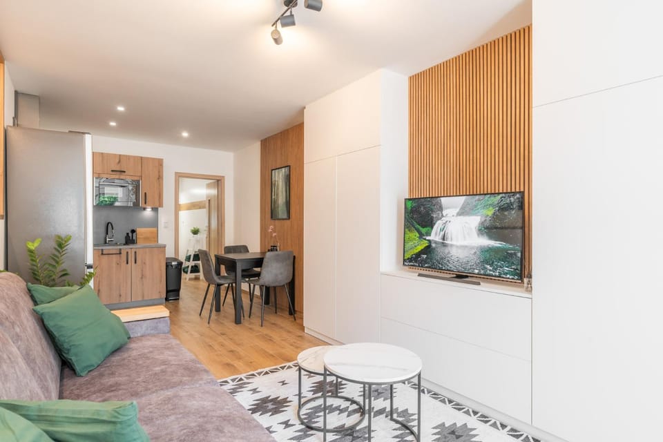 TV and multimedia, Kitchen or kitchenette, Living room, Seating area, Dining area